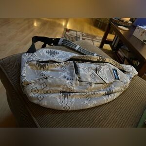 Kavu rope sling bag. Grey with pattern. Never used, in great condition
